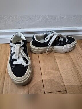 Converse girls size 3 Chuck Taylor All Star Cruise sneakers with platform soles